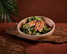 Салат из зеленых овощей с татаки лососем
