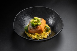 Хрустящий лосось с цитрусовым авокадо и фруктовой сальсой