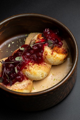 Сырники с домашним кремом и ягодным соусом