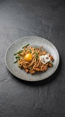 Удон с куриным бедром и маринованным желтком